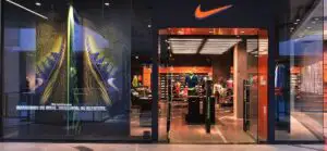 Nike a inventat pantofii care îşi leagă şireturile automat