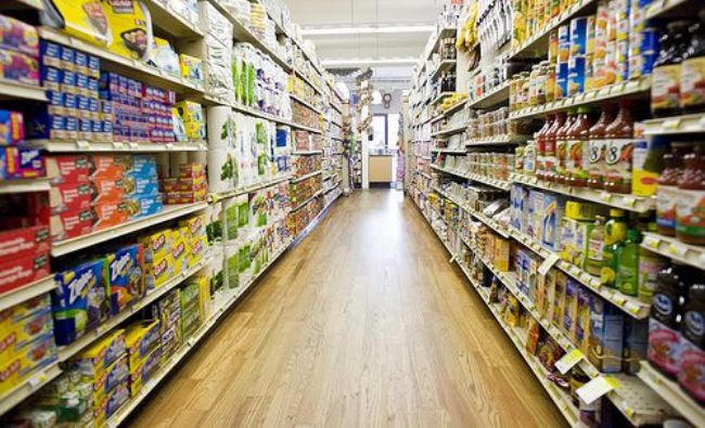 Senat: Supermarket-urile, obligate să doneze alimentele aflate aproape de data expirării