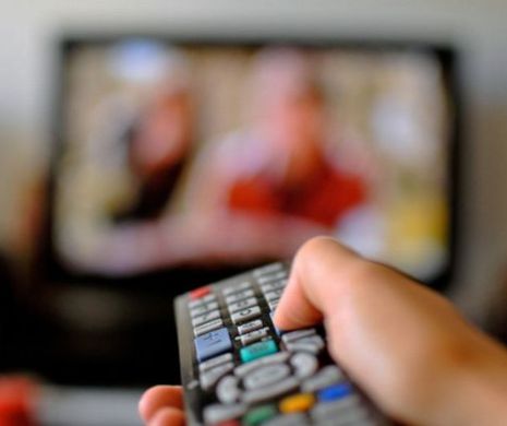 84% dintre români se uită zilnic la televizor