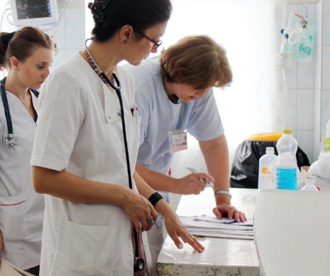 Anglia oferă salarii de 3.900 euro pe lună pentru asistenți medicali români