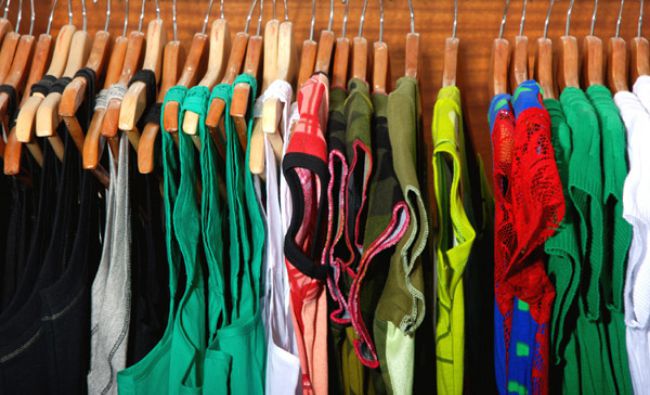 Doar 30,2% dintre gospodării și-au permis haine noi, anul trecut