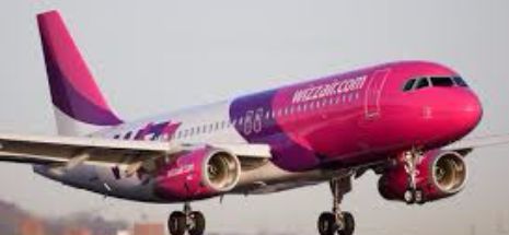 UPDATE: Un pasager al unei curse Wizz Air ce a decolat din România a încercat să spargă uşa cabinei piloţilor