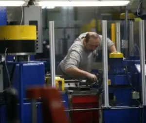 Afacerile din industrie au crescut cu 2,7%, în 2015