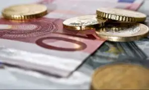Moneda naţională pierde teren în raport cu principalele valute