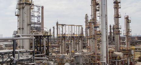 Reuters: Ţiţeiul iranian va fi prelucrat la rafinăria Petrotel din România