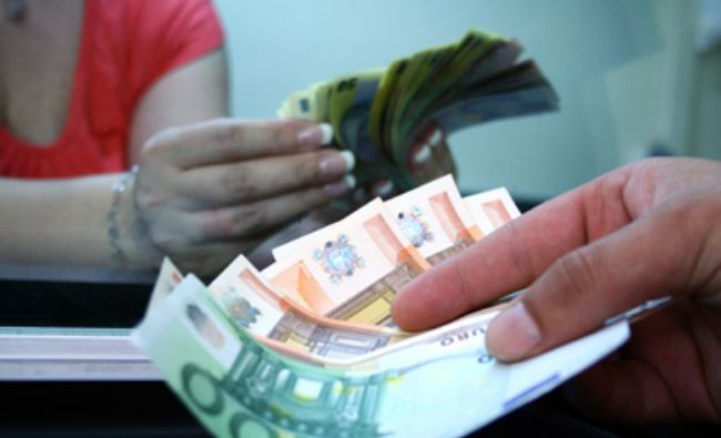 Moneda naţională a câştigat teren în faţa euro, dar s-a depreciat în raport cu dolarul