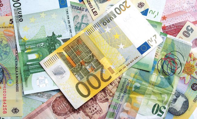 Leul câştigă teren în faţa euro, dar scade faţă de dolar şi franc