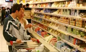 Cumpărăturile în hyper și supermarket câștigă teren în fața magazinelor mici și a piețelor