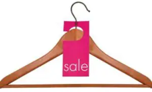 Hainele de iarnă se reduc și mai mult. De astăzi, unii retaileri taie chiar și 70% din preț