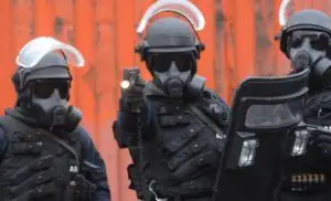 23 de români, ţinuti în SCLAVIE de o bandă de conaţionali, în Irlanda