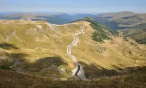 Circulaţia pe Transalpina, restricţionată din cauza ninsorilor; maşinile trebuie echipate cu cauciucuri de iarnă şi lanţuri