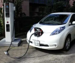 Românii nu se înghesuie să cumpere mașini electrice. Care este motivul
