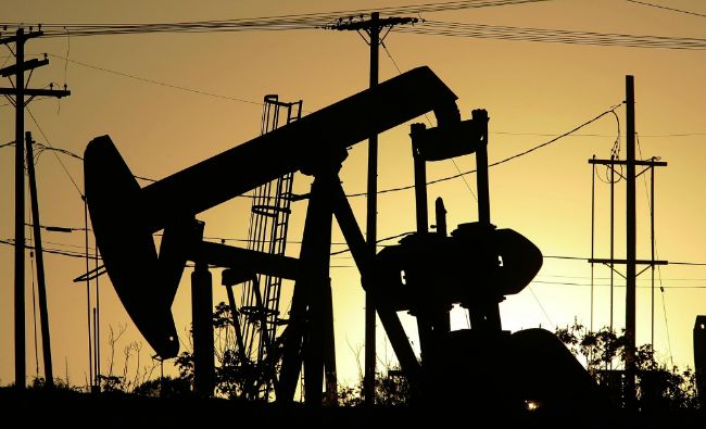 Saxo Bank: Există voci care strigă tot mai strident că petrolul va ajunge la 20 de dolari