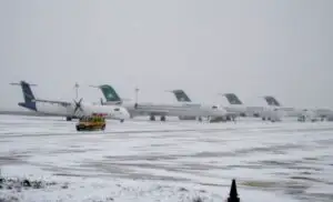 Nicio cursă aeriană nu a fost anulată din cauza ninsorii. Însă se pot înregistra întârzieri de circa 30 de minute la decolare
