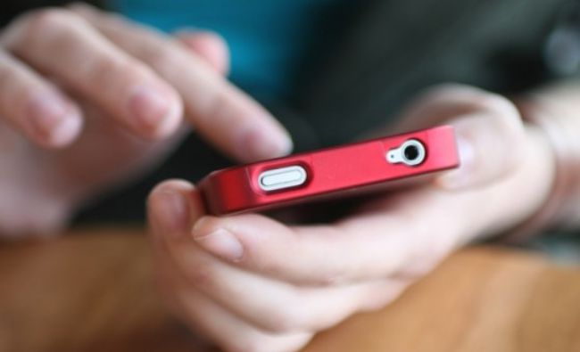 Orașul care ar putea interzice utilizarea telefoanelor în spații publice. Autoritățile sunt îngrijorate