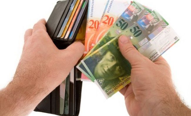 Veste mare pentru românii cu credite în franci elvețieni. Decizia care îi poate scăpa de necazuri