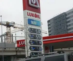 Lukoil ameninţă cu închiderea rafinăriei din România