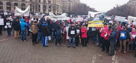 Funcţionarii publici protestează împotriva majorării salariilor pe funcţii publice similare la Parlament, Preşedinţie şi Guvern