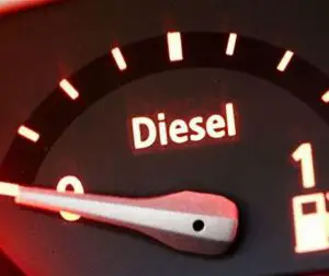 Țițeiul se ieftinește, dar motorina de la noi rămâne mai scumpă decât în Austria sau Germania