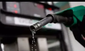 Preţul BENZINEI şi al motorinei ar putea scădea la 3 LEI/litru dacă s-ar aplica această decizie