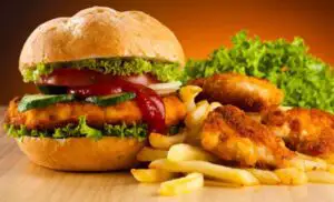 INCREDIBIL! Un GIGANT fast-food are 230 milioane de euro profit și nici o taxă de plătit