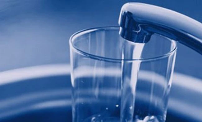 Oamenii de ştiinţă recomandă apa de la robinet în dauna celei îmbuteliate. Ne-ar putea salva viaţa