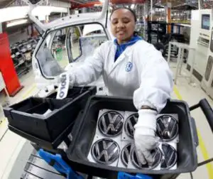 Un mare producător concediază 500 de oameni
