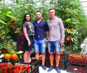 Familia Ianţoc a lăsat viaţa de oraş pentru a creşte roşii în seră