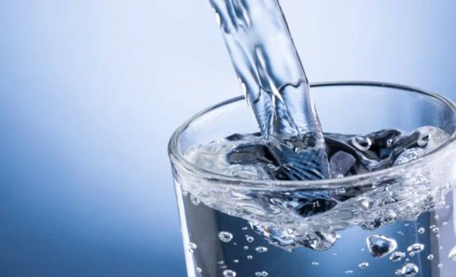 Apa minerală - beneficii, calorii și compoziție nutritivă