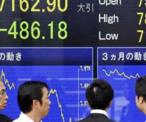 Evoluţii financiar-bancare şi bursiere – Pieţele asiatice, în panică pe fondul datelor economiei chineze
