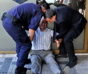 Grecii vor ieşi la pensie la 67 de ani