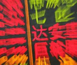 Unii investitori au găsit o metodă simplă de a face bani de pe urma disfunctionalităţilor pieţei de capital din China
