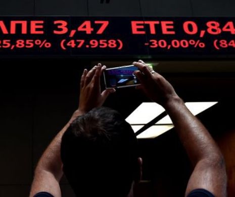 REVISTA PRESEI INTERNAŢIONALE – Grecia: Bursa din Atena se prăbuşeşte, iar sectorul economic este în haos