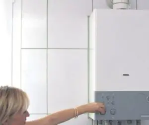 Directivă Europeană: Proprietarii de apartamente, obligați să schimbe centralele termice mai vechi de 10 ani cu unele mai puţin poluante și mai scumpe