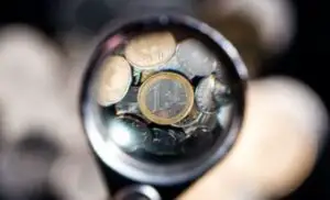 Leul s-a apreciat în raport cu moneda europeană, dar a pierdut teren în faţa dolarului şi a francului elveţian