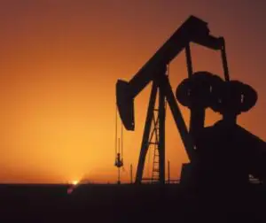 Suntem tot mai dependenţi de petrolul străin