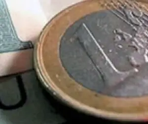 Leul începe săptămâna pe o tendinţă de depreciere