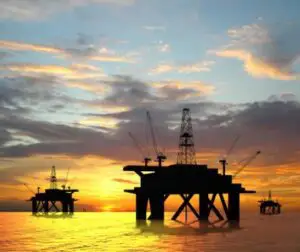 Preţul petrolului coboară la minimul ultimilor şase ani