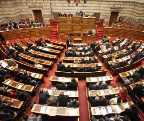 Parlamentul grec aprobă planul de salvare