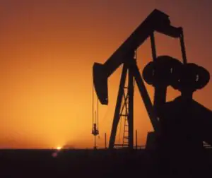 Petrolul se prăbuşeşte! Este la o distanţă de câţiva cenţi să scadă sub 40 de dolari barilul