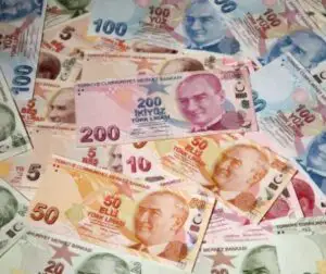 Lira turcească se prăbuşeşte la un minim istoric