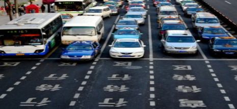 China reduce taxele de vânzări pentru maşinile mici