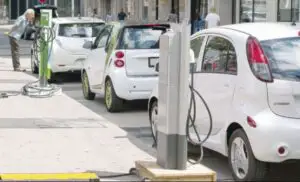 Românii au depus deja dosare pentru achziția a 20 de mașini electrice și hibride cu bani de la stat