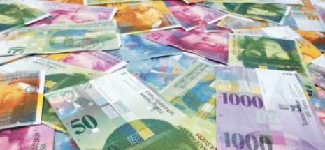 Dacă Banca Centrală Europeană relaxează şi mai mult politica monetară, francul va fi supus la noi presiuni
