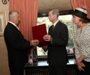 Regele Mihai a decis retragerea calităţii de membru al Ordinului Coroana României acordată lui Oprescu
