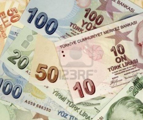 Lira turcească, aruncată la un nou minim faţă de dolar