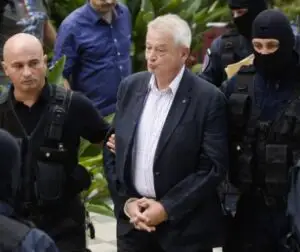 Surse: Procurorii au gasit acasă la Sorin Oprescu cinci arme de vânătoare, 200 de mii de lei şi valută