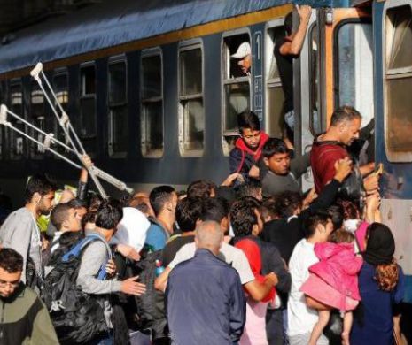 Migranţii refuză să părăsească trenul oprit de autorităţi la Bicske pentru a merge într-un centru de refugiaţi