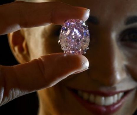 Un diamant roz foarte rar, estimat la 25 de milioane de euro, scos la vânzare la Geneva