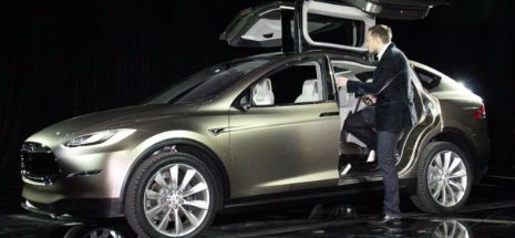 Model X, primul SUV 100% electric din lume. Și cel mai rapid!